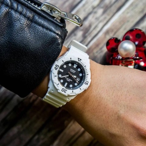 ZEGAREK DAMSKI CASIO LRW-200H 1EV (zd557c) + BOX